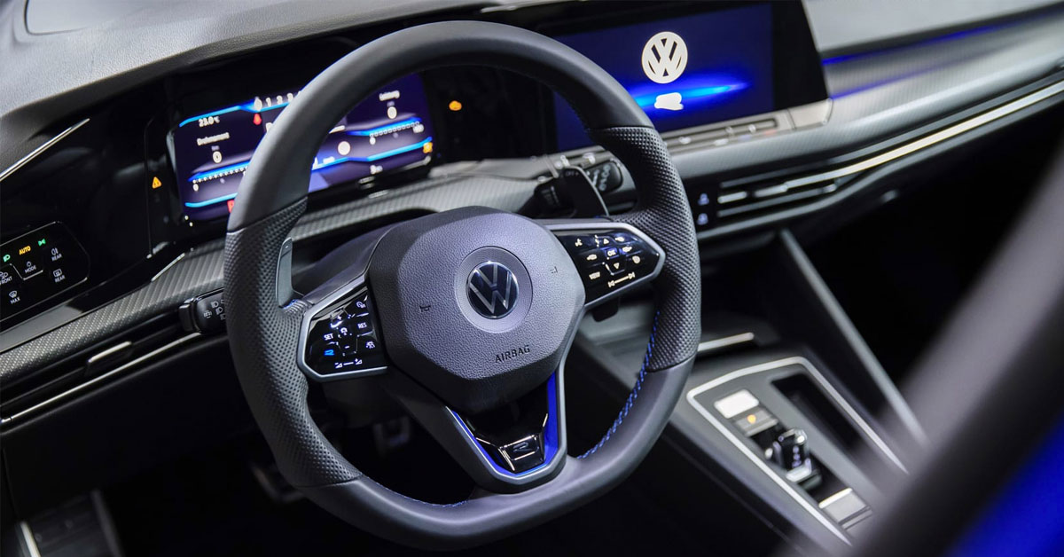 Interior steering wheel image of the 2021 Volkswagen Golf R Mk8