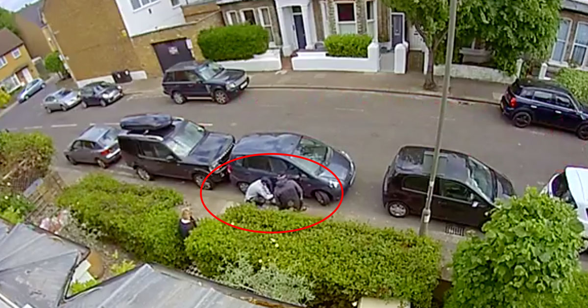 An image of thieves trying to steal a catalytic converter from a car