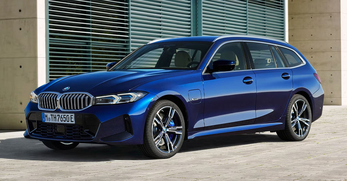 An image of the new 2022 BMW 3 Series Touring from the front