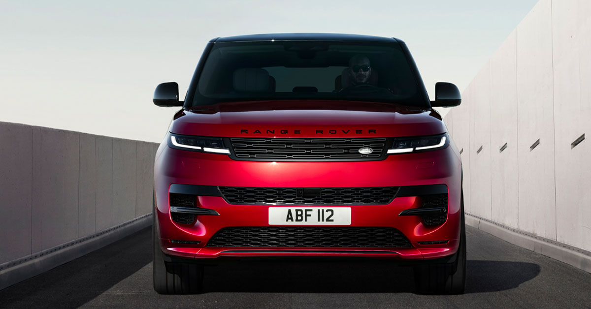 An image of the 2022 third-generation Range Rover Sport from the front