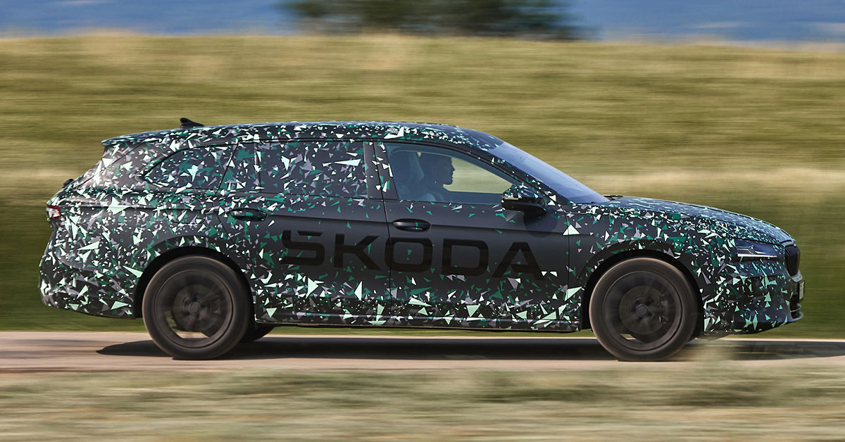 An image of the 2024 Skoda Superb Estate in camouflage