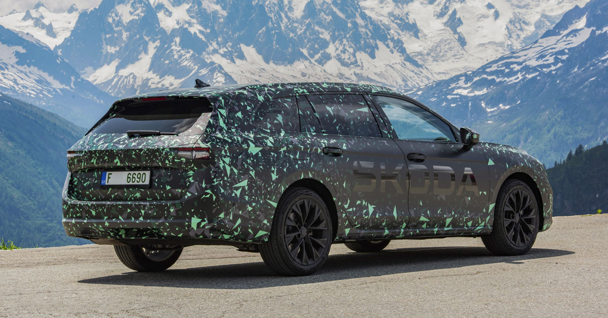 An image of the 2024 Skoda Superb Estate in camouflage