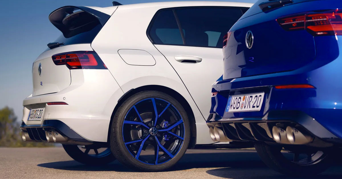 An image of the 2022 20th anniversary Volkswagen Golf R Mk8 showing the 19-inch Estoril Lapiz Blue painted alloys